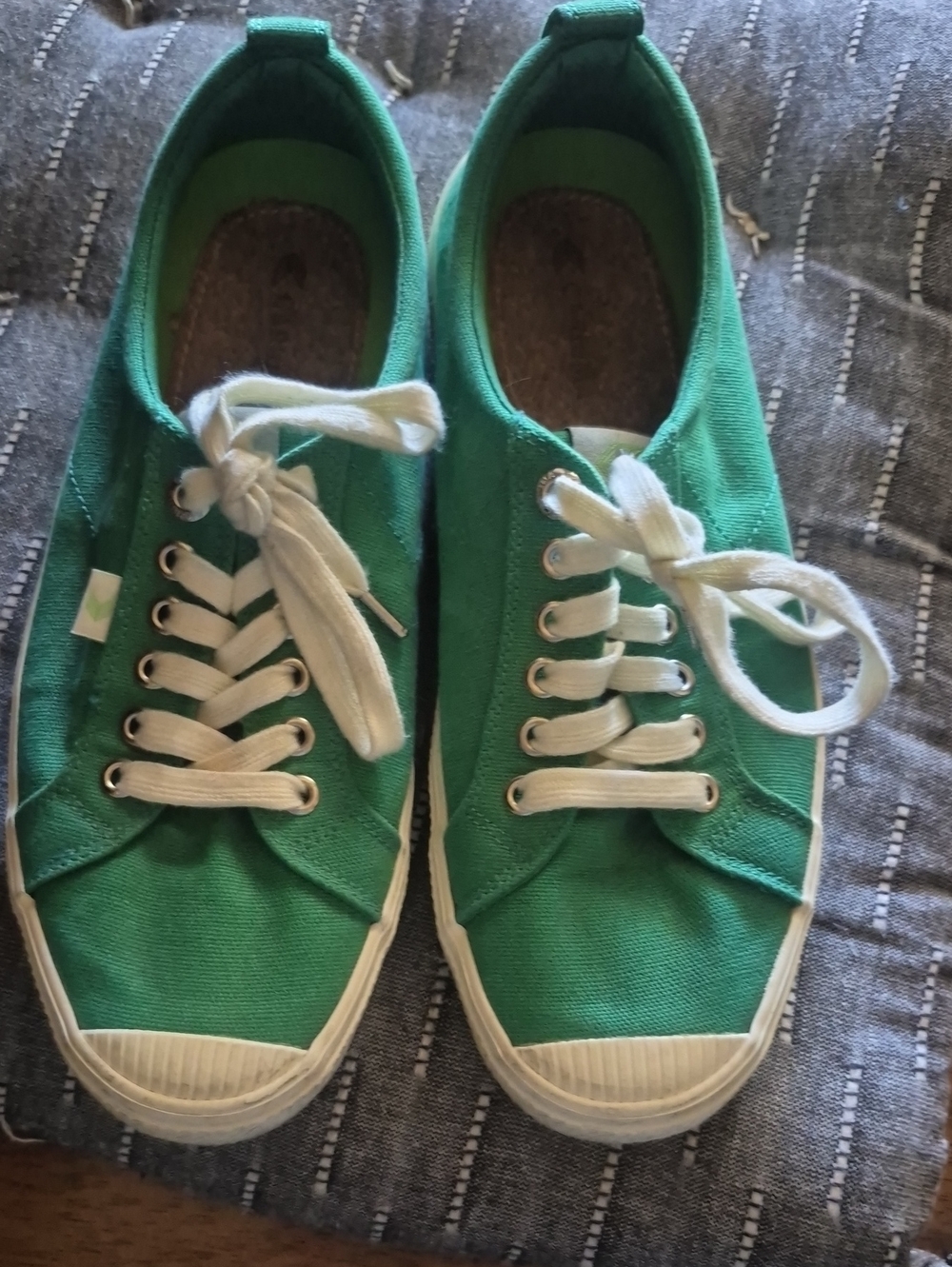 Men 8.5 Womans 10 Green Canvas Lace-Up Shoes